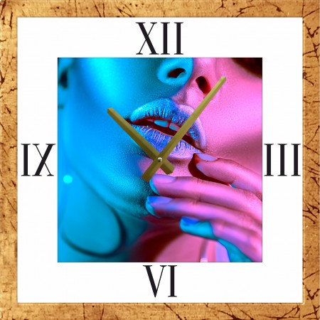 Часы с паспарту в золотом багете 50х50 ЧБС(999)